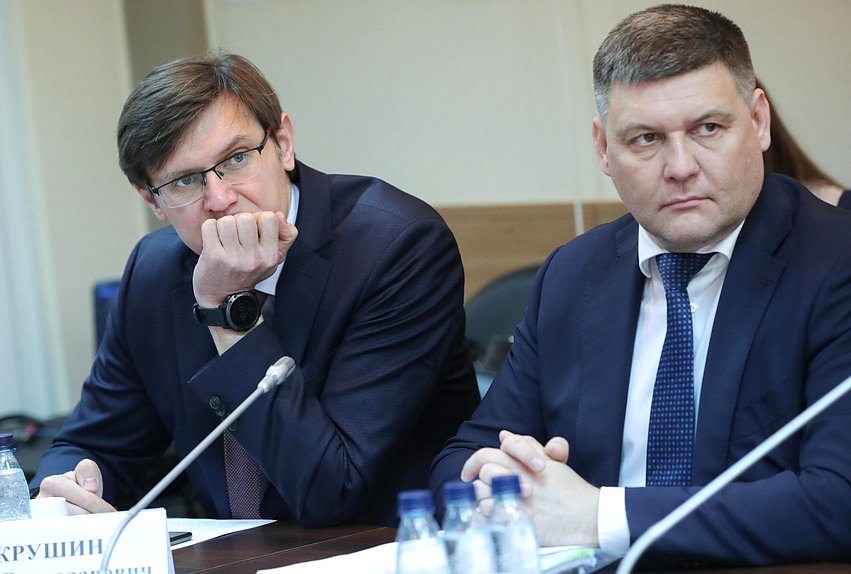 Исполнительный директор НП «ЖКХ Развитие», директор НП «Национальный союз водоканалов» Алексей Макрушин и заместитель Министра природных ресурсов и экологии РФ Дмитрий Тетенькин