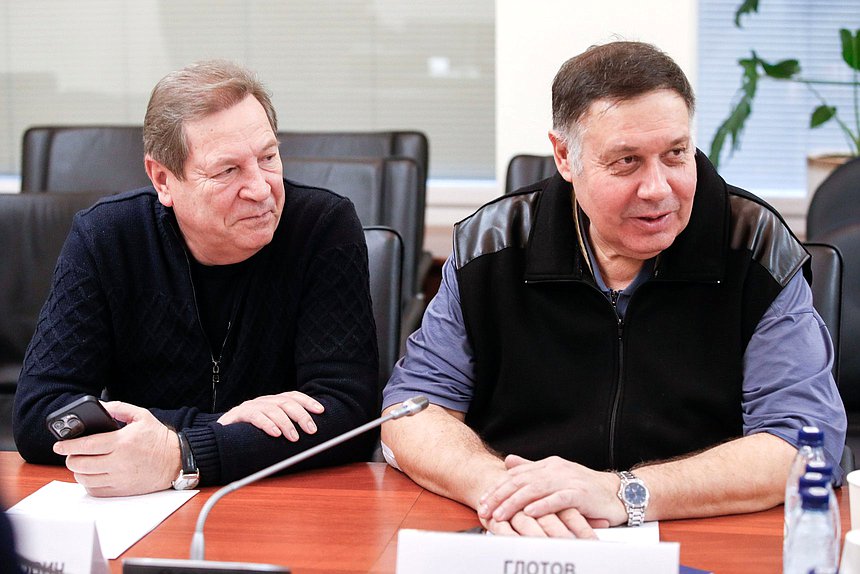 Член Комитета по науке и высшему образованию Михаил Кузьмин (слева)