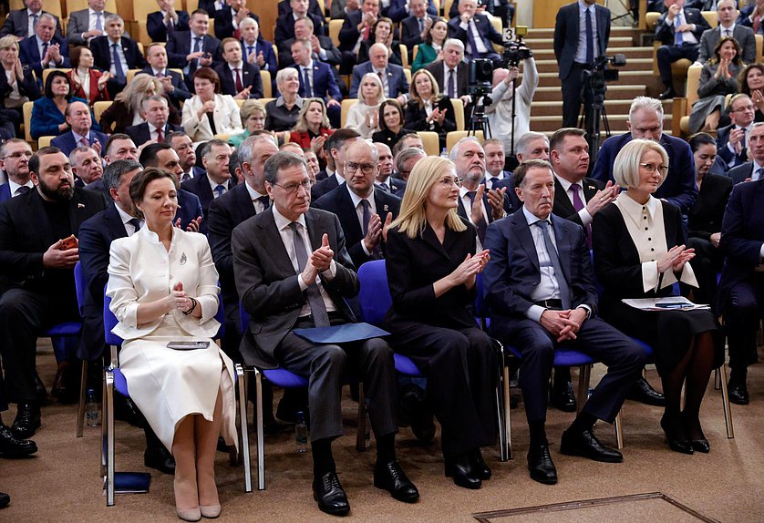 Заместители Председателя Государственной Думы Анна Кузнецова, Ирина Яровая, Алексей Гордеев и Виктория Абрамченко и Первый заместитель Председателя Государственной Думы Александр Жуков