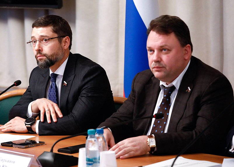 Член Комитета по строительству и ЖКХ Александр Якубовский и заместитель Председателя Комитета по экономической политике Артем Кирьянов