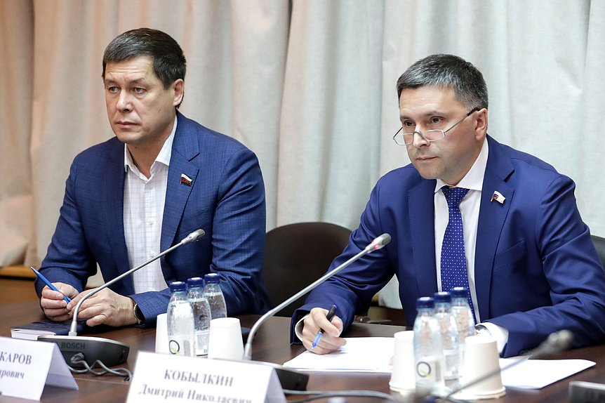 Председатель Комитета по экологии, природным ресурсам и охране окружающей среды Дмитрий Кобылкин и член Комитета Зариф Байгускаров