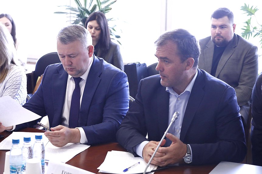 Член Комитета по молодежной политике Вячеслав Дамдинцурунов и заместитель Председателя Комитета по аграрным вопросам Николай Гончаров