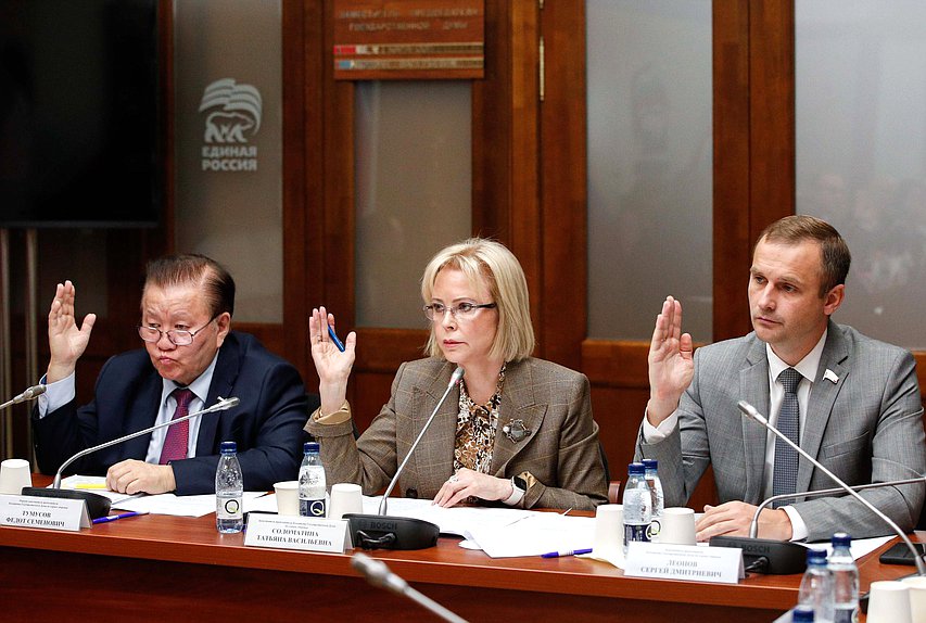 Первый заместитель Председателя Комитета по охране здоровья Федот Тумусов и заместители Председателя Комитета Татьяна Соломатина и Сергей Леонов