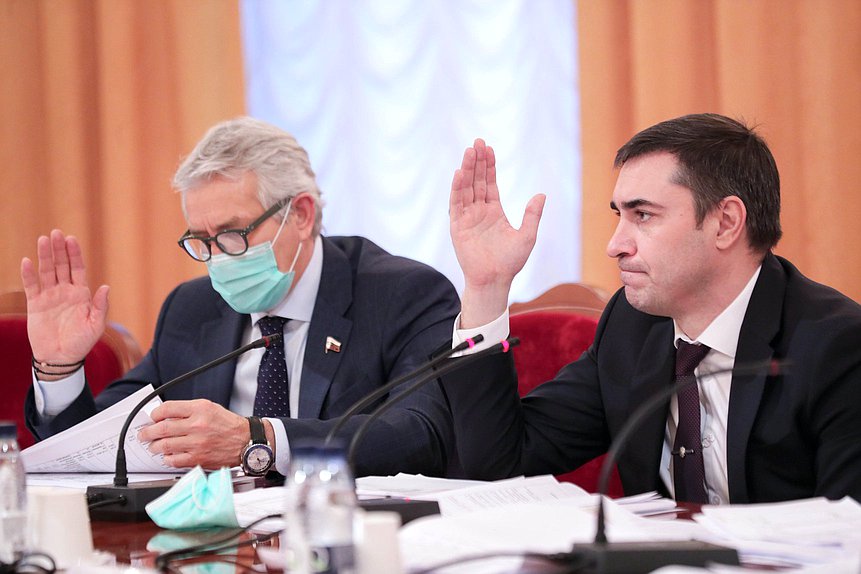 Председатель Комитета по охране здоровья Дмитрий Хубезов и Первый заместитель Председателя Комитета Леонид Огуль