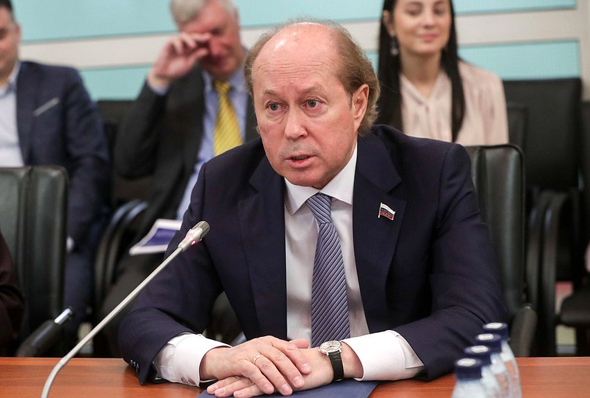 Член Комитета по науке и высшему образованию Владимир Кононов