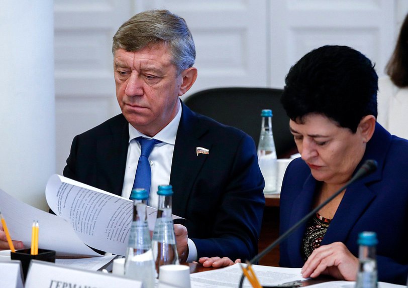 Члены Комитета по культуре Сергей Соловьев и Ольга Германова