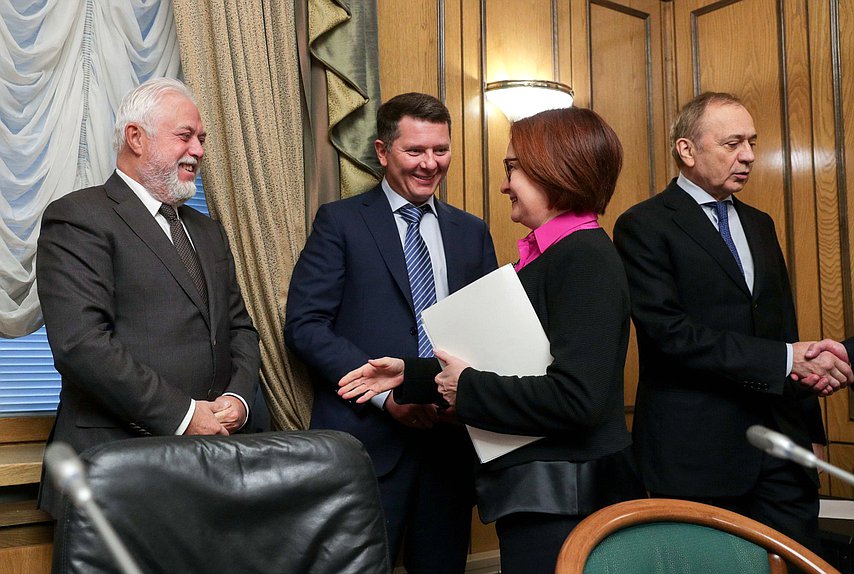 Первый заместитель Председателя Комитета по финансовому рынку Игорь Дивинский и Председатель Центрального Банка РФ Эльвира Набиуллина