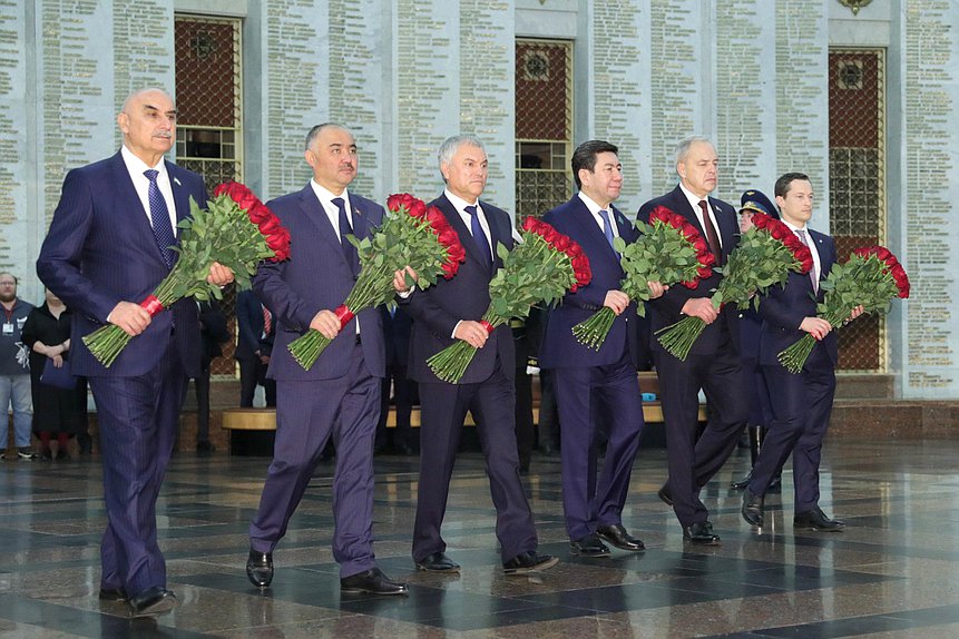 Председатель Государственной Думы Вячеслав Володин и главы парламентских делегаций стран – членов ОДКБ посетили Музей Победы на Поклонной горе в Москве