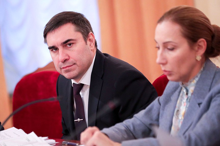 Председатель Комитета по охране здоровья Дмитрий Хубезов и заместитель Министра здравоохранения РФ Наталья Хорова