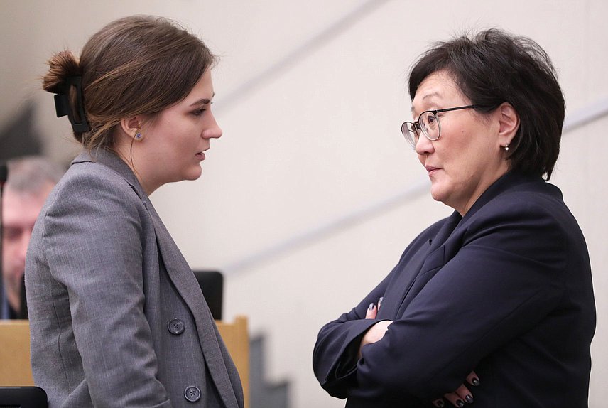 Первый заместитель Председателя Комитета по науке и высшему образованию Ксения Горячева и заместитель Председателя Комитета по государственному строительству и законодательству Сардана Авксентьева