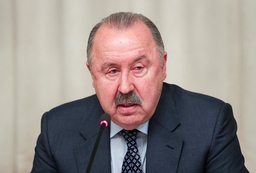 Председатель Комитета по делам национальностей Валерий Газзаев