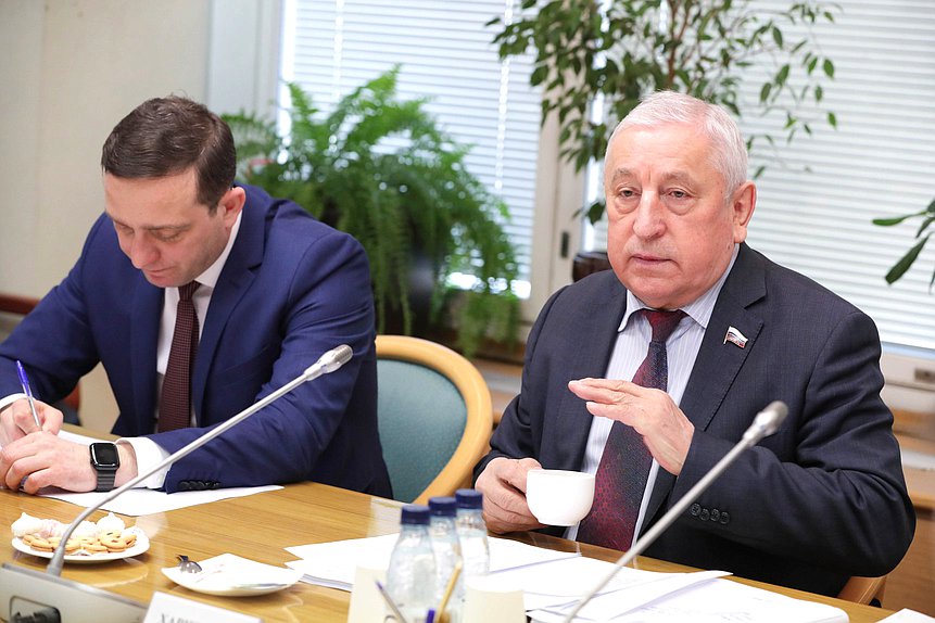 Первый заместитель Председателя Комитета по развитию Дальнего Востока и Арктики Вячеслав Логинов и Председатель Комитета Николай Харитонов