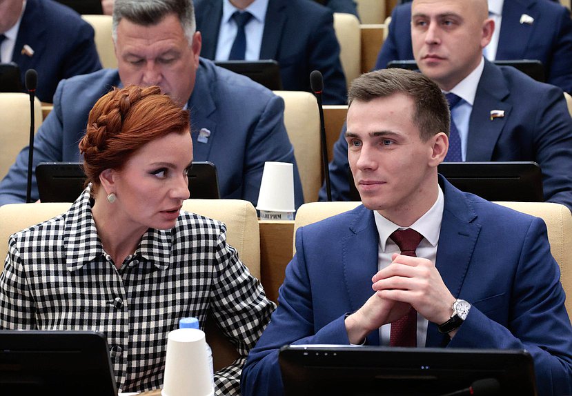 Член Комитета по защите семьи, вопросам отцовства, материнства и детства Наталья Москвитина и Председатель Комитета по молодежной политике Владислав Головин