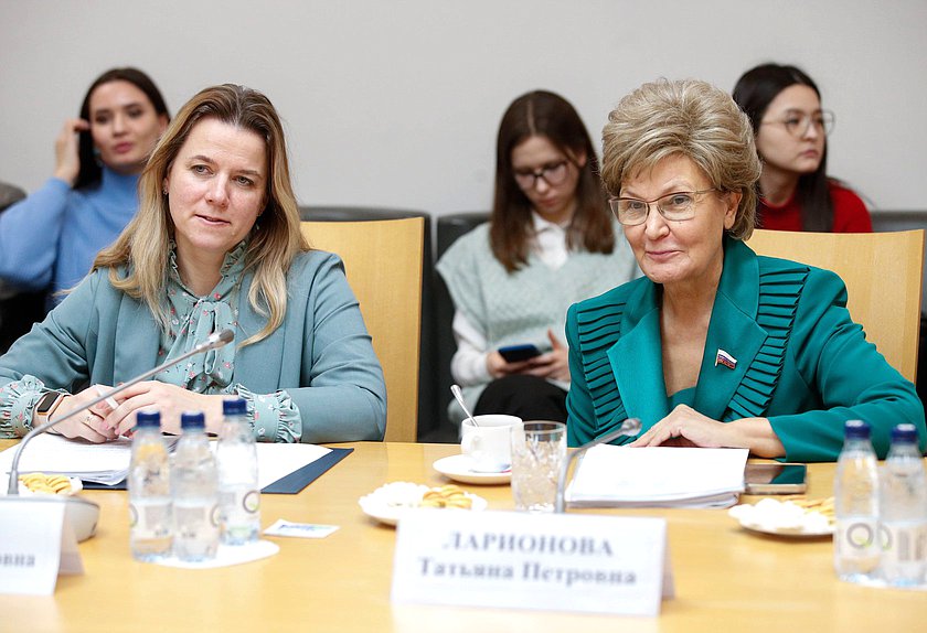 Члены Комитета по вопросам семьи, женщин и детей Татьяна Ларионова и Ольга Коробова