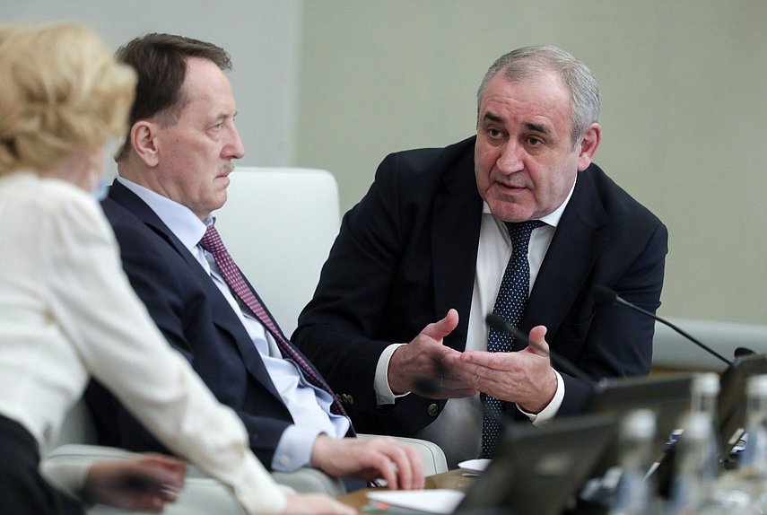 Заместители Председателя Государственной Думы Алексей Гордеев и Сергей Неверов