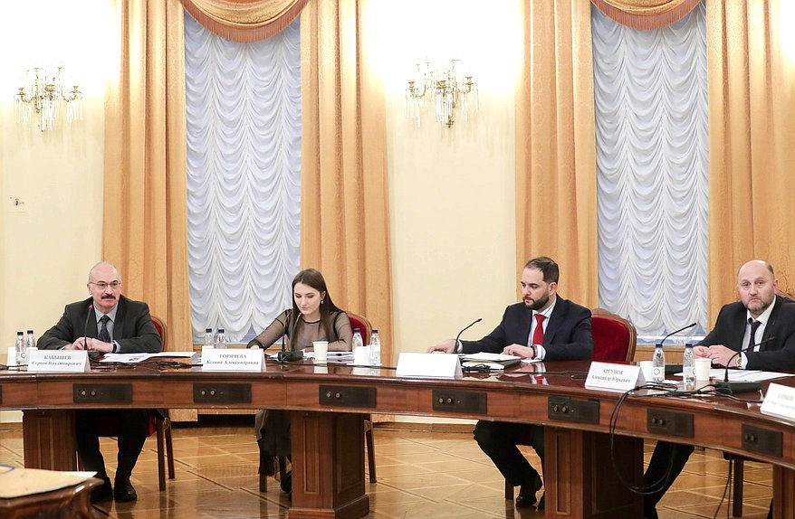 Круглый стол на тему «Системные изменения в законодательстве РФ в сфере образования как механизм снижения административной нагрузки на образовательные организации в условиях кризиса»