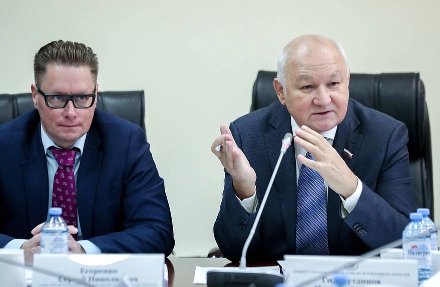 Председатель Комитета Государственной Думы по делам национальностей Ильдар Гильмутдинов и заместитель руководителя Федеральной службы государственной статистики Сергей Егоренко