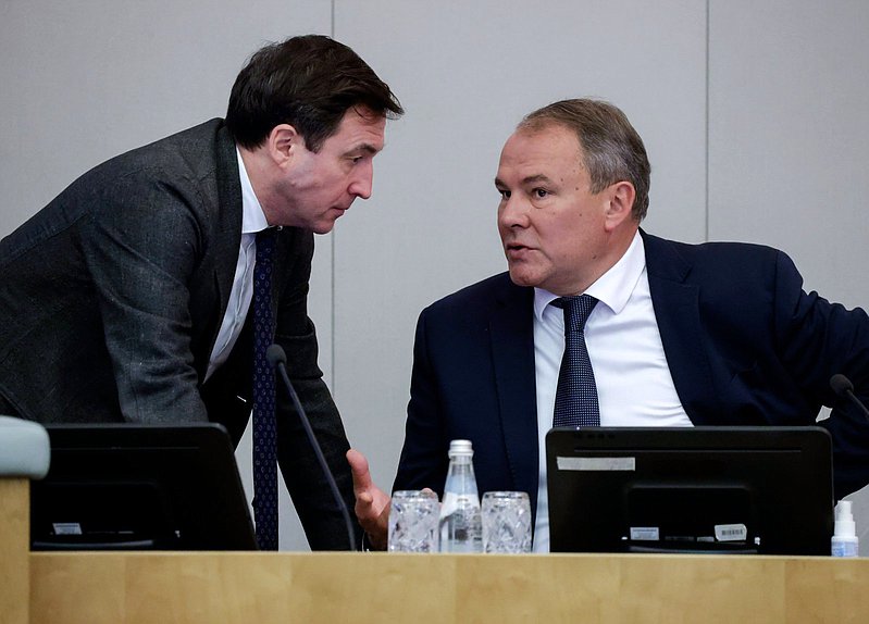 Первый заместитель Председателя Комитета по контролю Дмитрий Гусев и заместитель Председателя Государственной Думы Петр Толстой