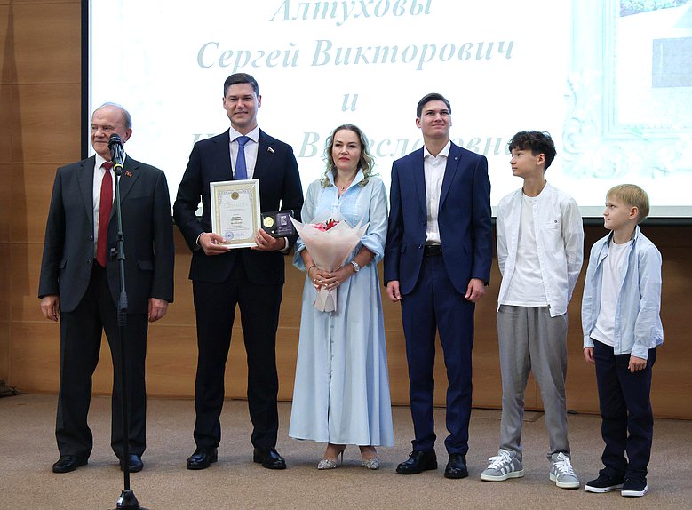 Руководитель фракции КПРФ Геннадий Зюганов и заместитель Председателя Комитета по экономической политике Сергей Алтухов