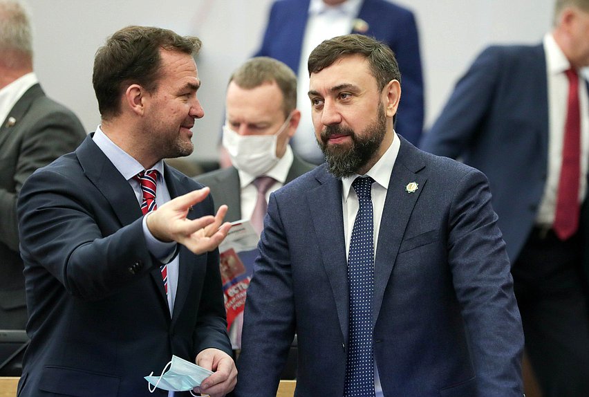 Первый заместитель Председателя Комитета по международным делам Шамсаил Саралиев (справа)