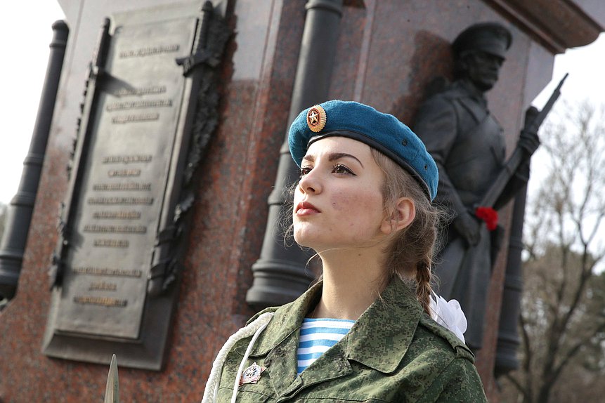 Делегация Государтвенной Думы приняла участие в церемонии возложения цветов к памятнику «Народное ополчение всех времен» и праздничном шествии в Симферополе