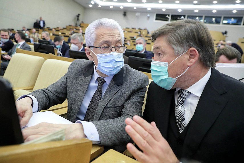 Руководитель фракции «Единая Россия» Владимир Васильев (слева)