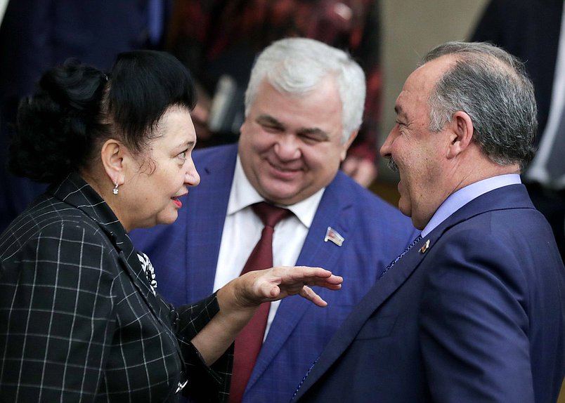 Член Комитета по контролю и Регламенту Раиса Кармазина и заместитель Председателя Комитета по физической культуре, спорту, туризму и делам молодежи Валерий Газзаев