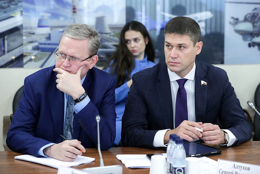 Заместитель Председателя Комитета по экономической политике Михаил Делягин и член Комитета Сергей Алтухов