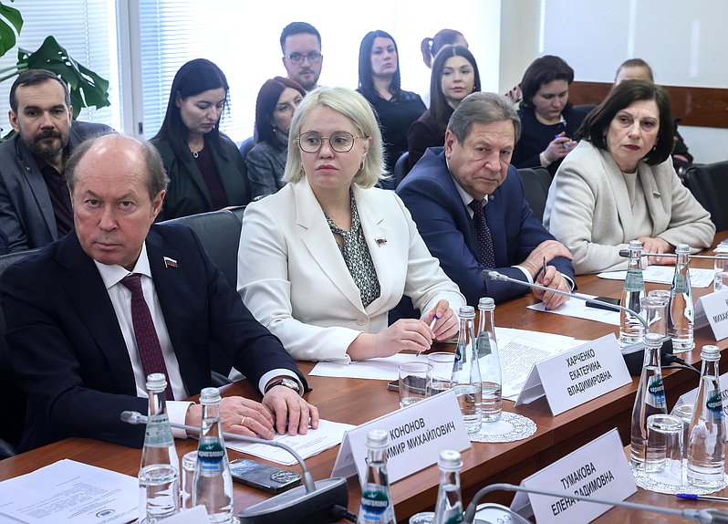 Заместители Председателя Комитета по науке и высшему образованию Владимир Кононов и Екатерина Харченко и члены Комитета Михаил Кузьмин и Ольга Пилипенко