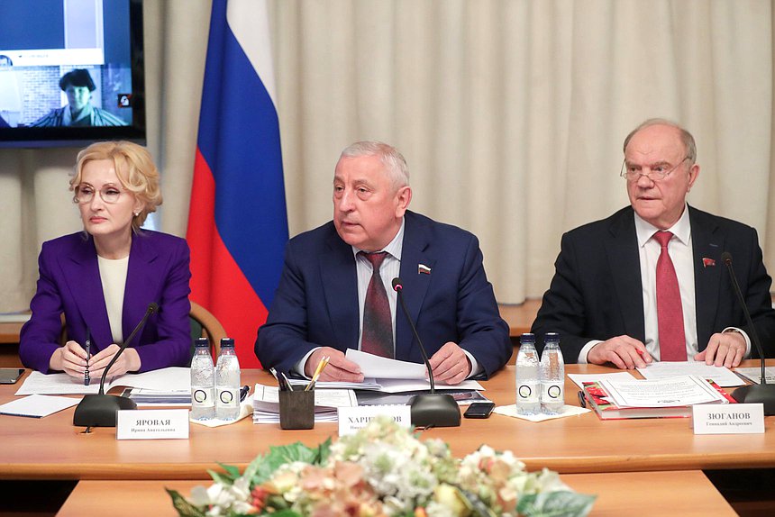 Заместитель Председателя Государственной Думы Ирина Яровая, Председатель Комитета по развитию Дальнего Востока и Арктики Николай Харитонов и руководитель фракции КПРФ Геннадий Зюганов