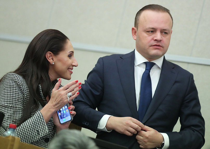 Член Комитета по международным делам Роза Чемерис и заместитель Председателя Государственной Думы Владислав Даванков