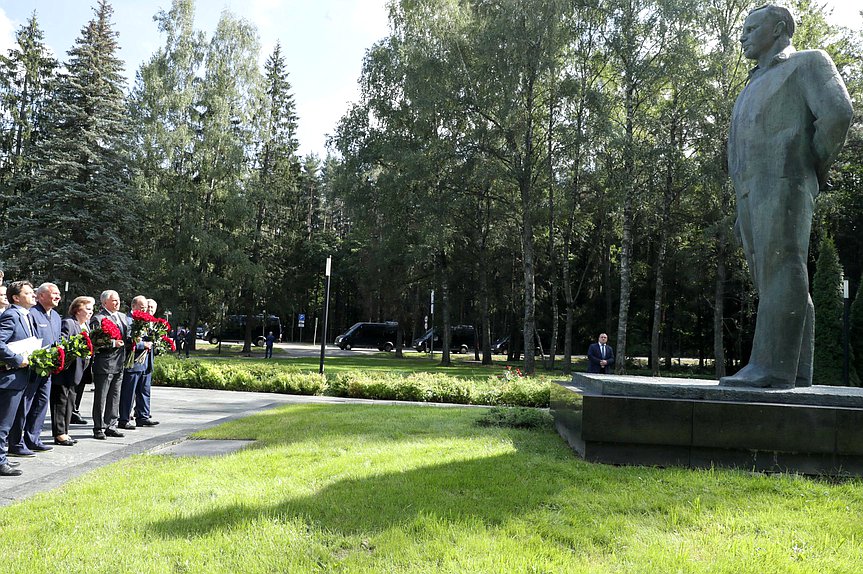 Председатель Государственной Думы Вячеслав Володин возложил цветы к памятнику Юрию Гагарину в Звездном городке