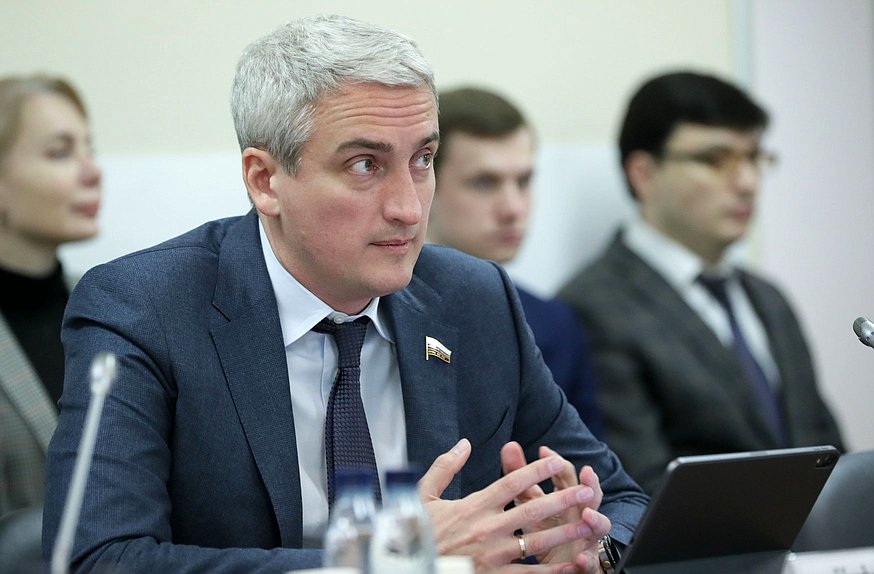 Член Комитета по промышленности и торговле Евгений Нифантьев