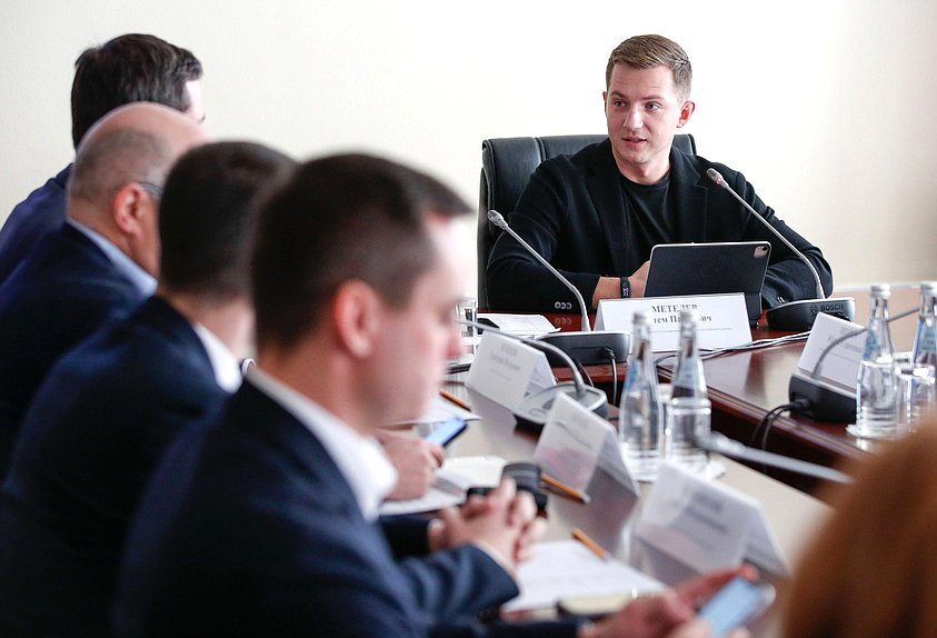 Председатель Комитета по молодежной политике Артем Метелев
