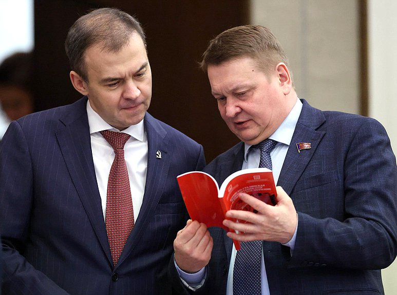 Первый заместитель Председателя Комитета по безопасности и противодействию коррупции Юрий Афонин и заместитель Председателя Комитета по аграрным вопросам Владислав Егоров