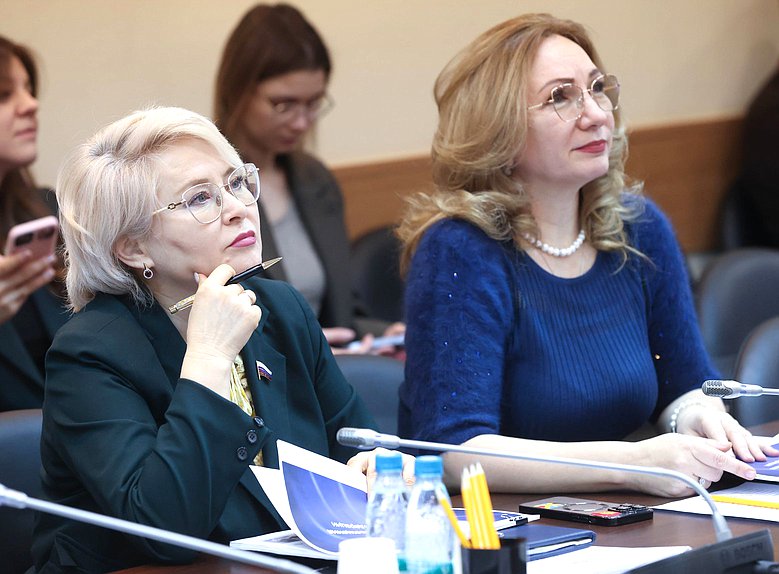 Члены Комитета по просвещению Эльвира Аиткулова и Лариса Тутова