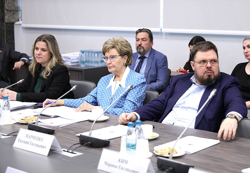 Члены Комитета по защите семьи, вопросам отцовства, материнства и детства Ольга Коробова, Татьяна Ларионова и Евгений Марченко