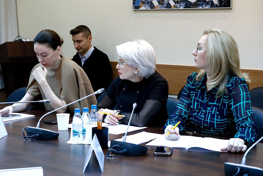 Первый заместитель Председателя Комитета по просвещению Алена Аршинова и члены Комитета Эльвира Аиткулова и Лариса Тутова