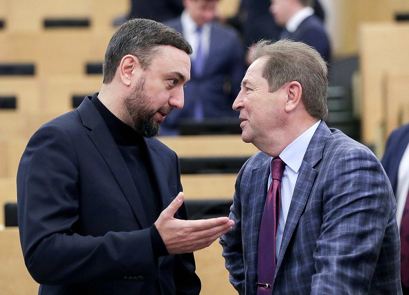 Первый заместитель Председателя Комитета по делам национальностей Шамсаил Саралиев и заместитель Председателя Комитета по природным ресурсам, собственности и земельным отношениям Михаил Кузьмин