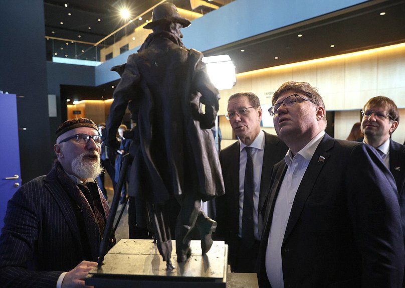 Скульптор, член-корреспондент Российской академии художеств Алексей Благовестнов, Первый заместитель Председателя Государственной Думы Александр Жуков и член Комитета по труду, социальной политике и делам ветеранов Андрей Исаев