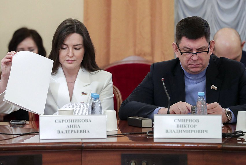 Члены Комитета по просвещению Анна Скрозникова и Виктор Смирнов