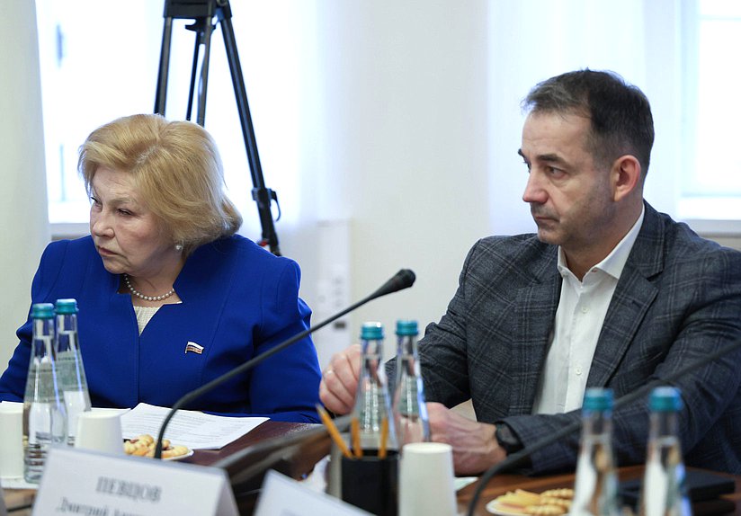 Первые заместитель Председателя Комитета по культуре Елена Драпеко и Дмитрий Певцов