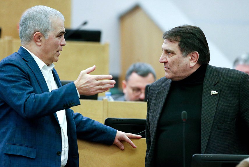 Член Комитета по туризму и развитию туристической инфраструктуры Мурад Гаджиев и член Комитета по международным делам Сайгидпаша Умаханов