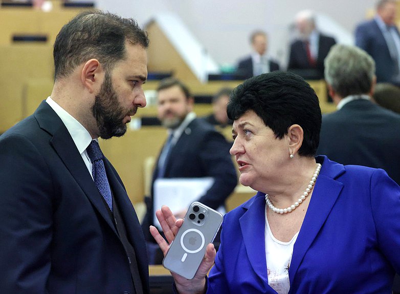 Первый заместитель Председателя Комитета по науке и высшему образованию Александр Мажуга и член Комитета по культуре Ольга Германова