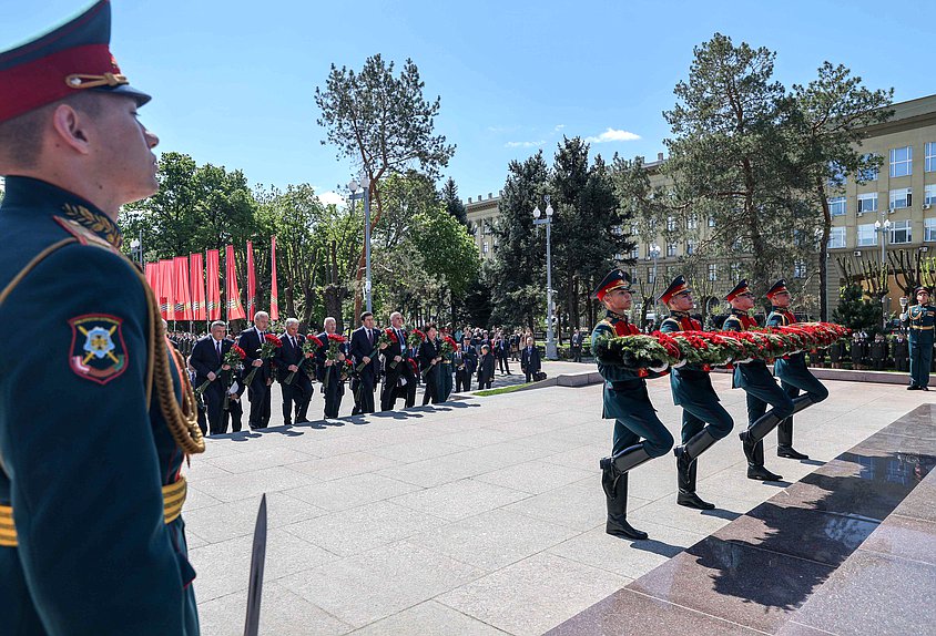 Председатель Государственной Думы Вячеслав Володин и главы делегаций стран-участниц  Международного форума «Великое наследие — общее будущее» приняли участие в торжественной церемонии зажжения Вечного огня на Аллее героев в Волгограде