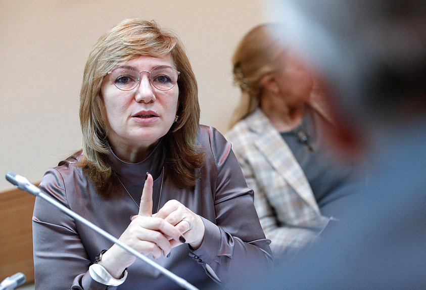 Член Комитета по просвещению Лариса Тутова