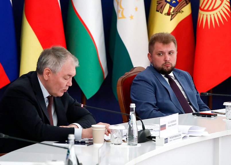 Председатель Комитета по делам СНГ, евразийской интеграции и связям с соотечественниками Леонид Калашников и заместитель Председателя Государственной Думы Борис Чернышов