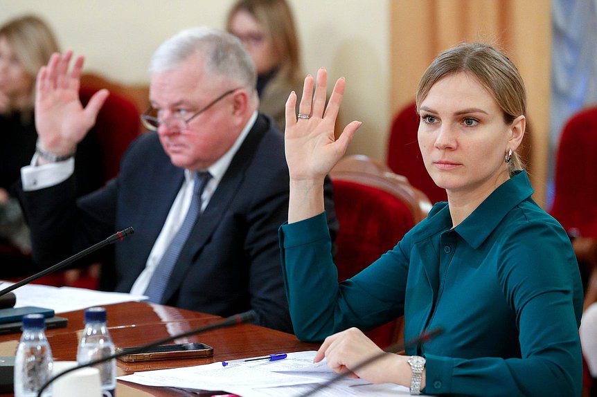 Члены Комитета по охране здоровья Олег Иванинский и Юлия Дрожжина