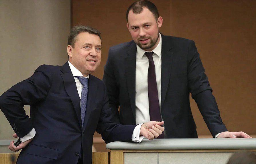 Член Комитета по безопасности и противодействию коррупции Анатолий Выборный (слева)