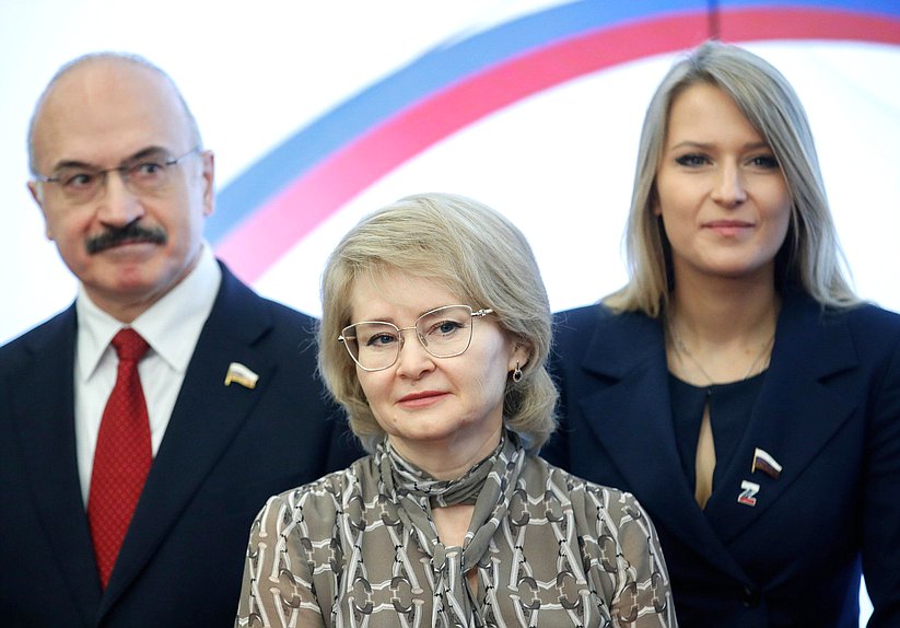 Председатель Комитета по науке и высшему образованию Сергей Кабышев, член Комитета по просвещению Эльвира Аиткулова и Первый заместитель Председателя Комитета по просвещению Яна Лантратова